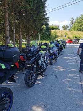 Motorji rediteljev in ostalega osebja so pripravljeni